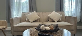Bright & Airy 1 BDRM Private Apartment