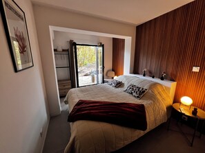 3 chambres, coffres-forts dans les chambres, fer et planche à repasser