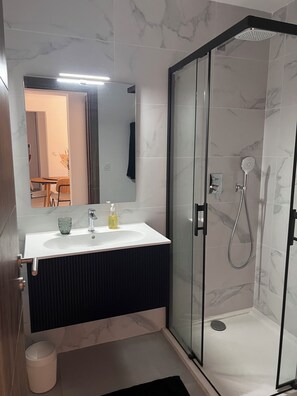 Dusche, Haartrockner, Handtücher, Seife