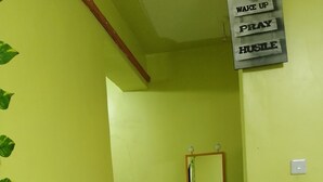 Un bagno con lavandino, specchio e un cartello con una frase motivazionale.