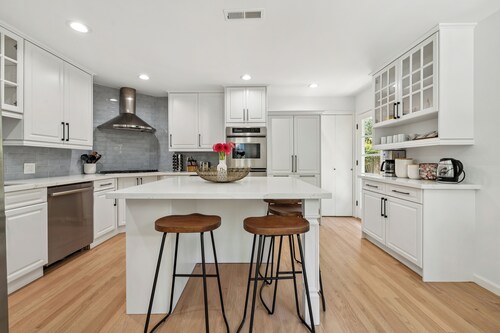 Luxury Oasis Steps from Palo Alto and Stanford, Chef's Kitchen, Workspaces, Gym