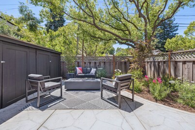 Luxury Oasis Steps from Palo Alto and Stanford, Chef's Kitchen, Workspaces, Gym