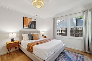 4 bedrooms, desk, iron/ironing board, free WiFi