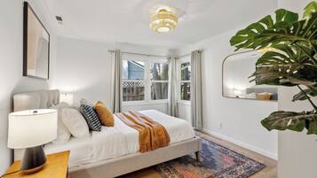 4 bedrooms, iron/ironing board, WiFi, bed sheets