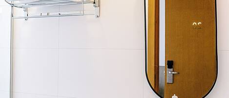 Un baño moderno con inodoro, lavamanos y espejo.