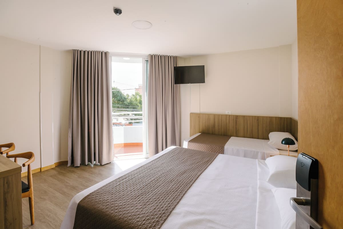 Economy Triple Room | In-room safe, WiFi (free)