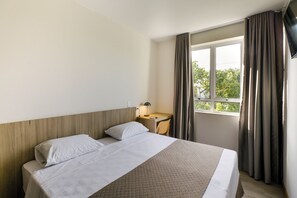 Quarto casal ou duplo econômico | Cofres nos quartos, Wi-Fi de cortesia