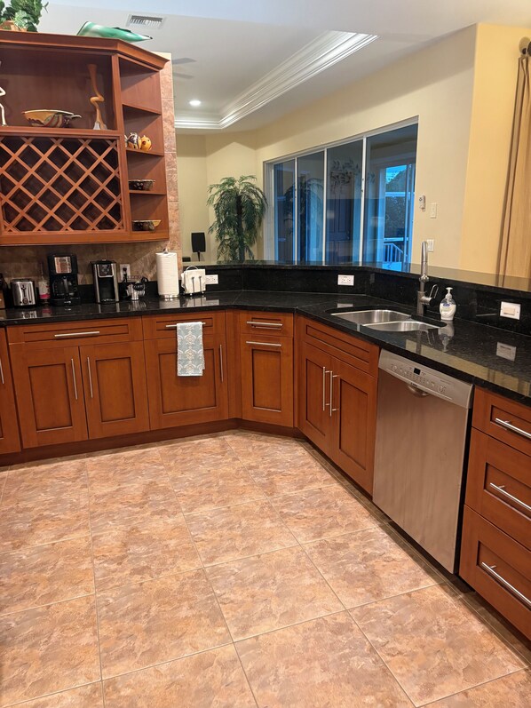 Een magnetron, een oven, een kookplaat, een vaatwasser