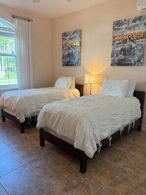 3 عدّة غرف نوم ومكواة/لوح كي وواي فاي وملاءات أسرّة