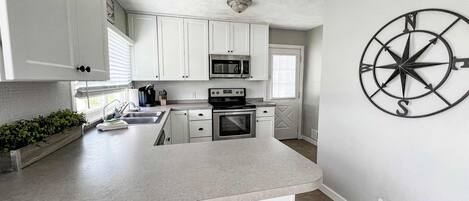 Jääkaappi, mikroaaltouuni, uuni, liesi