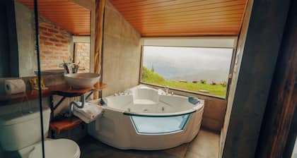 "Boutique lodge with jacuzzi and unique views - El Cedro Soñado (Patate)"
