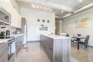 Geladeira, micro-ondas, fogão, cooktop