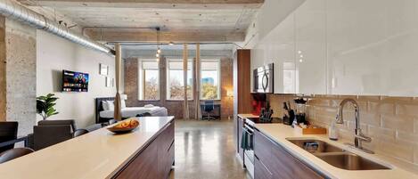 Kühlschrank, Mikrowelle, Ofen, Herdplatte