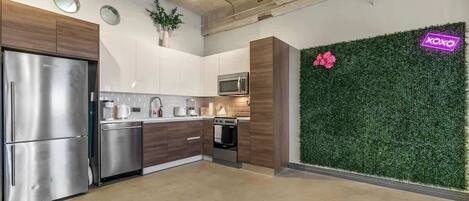 Refrigerador, microondas, horno y parrilla de estufa