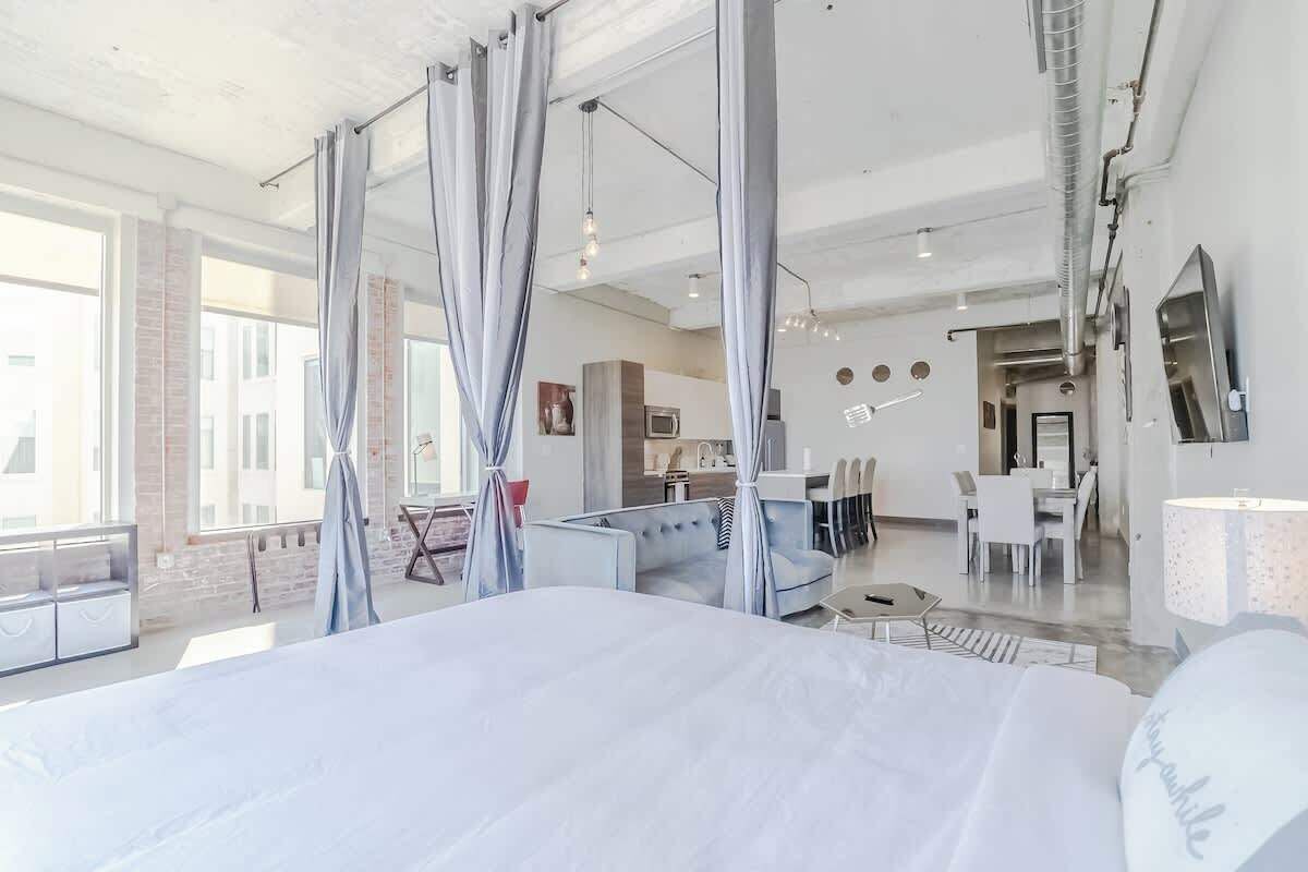 2 habitaciones, escritorio y tabla de planchar con plancha 