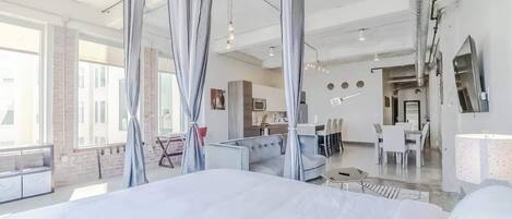 2 slaapkamers, een bureau, een strijkplank/strijkijzer, reisbedje