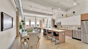 Réfrigérateur, four à micro-ondes, un four, surface de cuisson