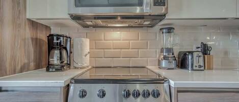 Refrigerador, microondas, horno y parrilla de estufa