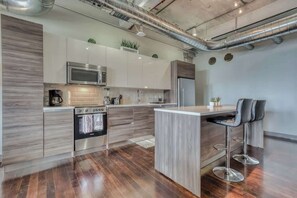 Geladeira, micro-ondas, fogão, cooktop