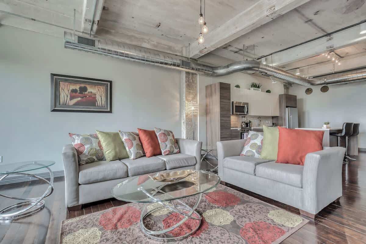 Televisión y oficina 