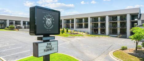 A sign for Branson Falls Lodge with a parking sign indicating 3140 Falls Parkway.