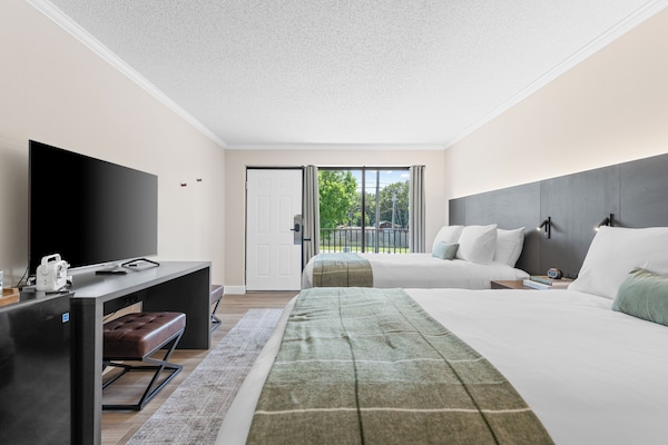 Ylelliset vuodevaatteet, untuvapeitot, työpöytä, ilmainen Wi-Fi