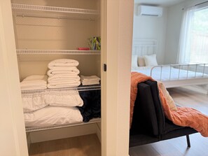1 Schlafzimmer, Bügeleisen/Bügelbrett, kostenloses WLAN, Bettwäsche