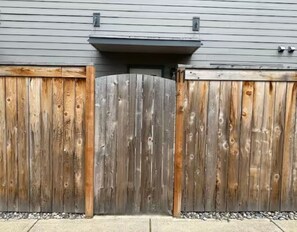Property grounds - The Willow Stay (Vancouver)