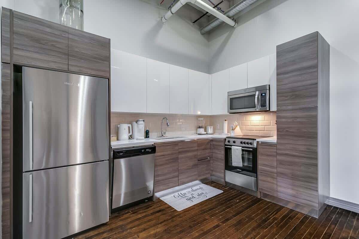 Réfrigérateur, micro-ondes, four, plaque de cuisson