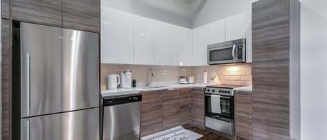 Refrigerador, microondas, horno y parrilla de estufa