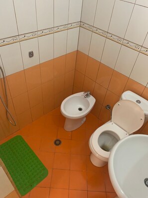Bathroom - Welcome to our charming property in Darzeze, Fieri, Albania! (Darëzezë e Re)