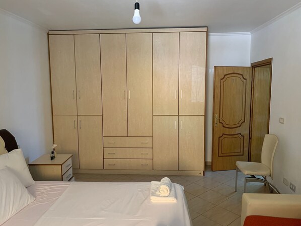 Room - Welcome to our charming property in Darzeze, Fieri, Albania! (Darëzezë e Re)