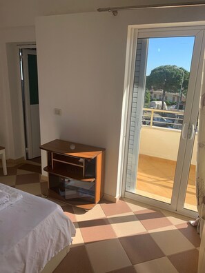Room - Welcome to our charming property in Darzeze, Fieri, Albania! (Darëzezë e Re)