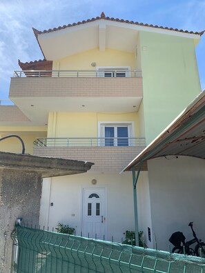 Exterior - Welcome to our charming property in Darzeze, Fieri, Albania! (Darëzezë e Re)