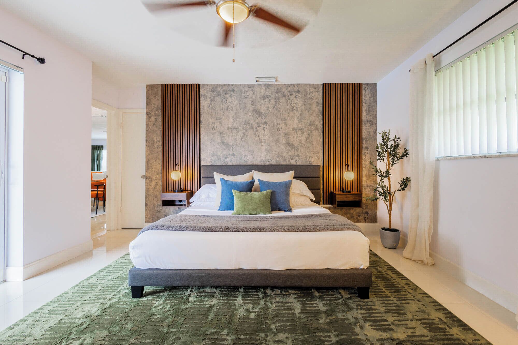 4 slaapkamers, een strijkplank/strijkijzer, internet, beddengoed