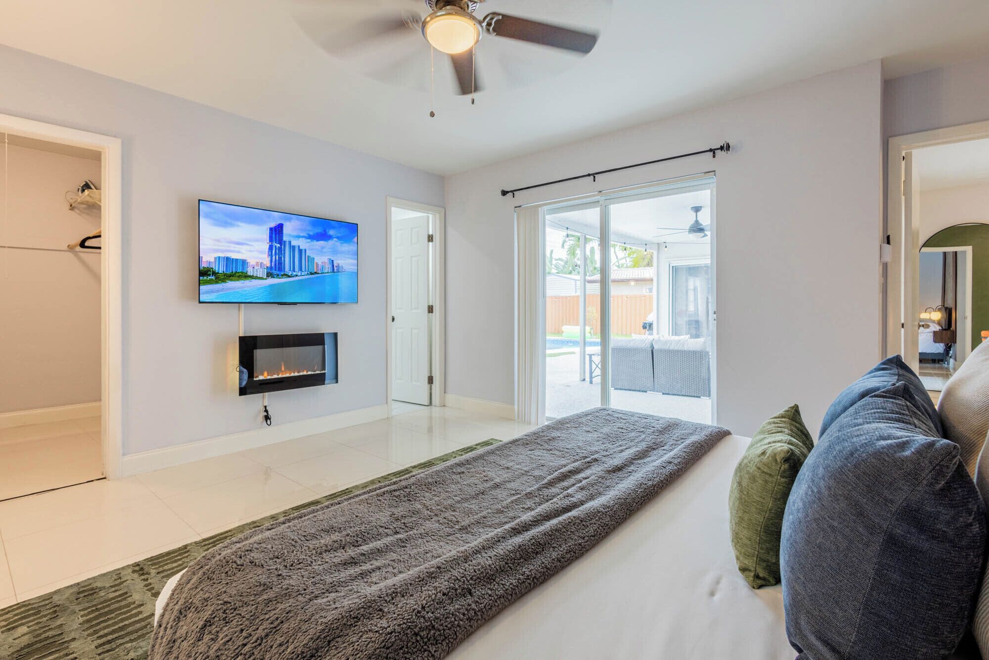 4 bedrooms, iron/ironing board, internet, bed sheets