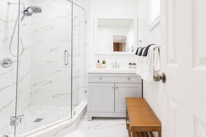 Douche, serviettes fournies, papier de toilette
