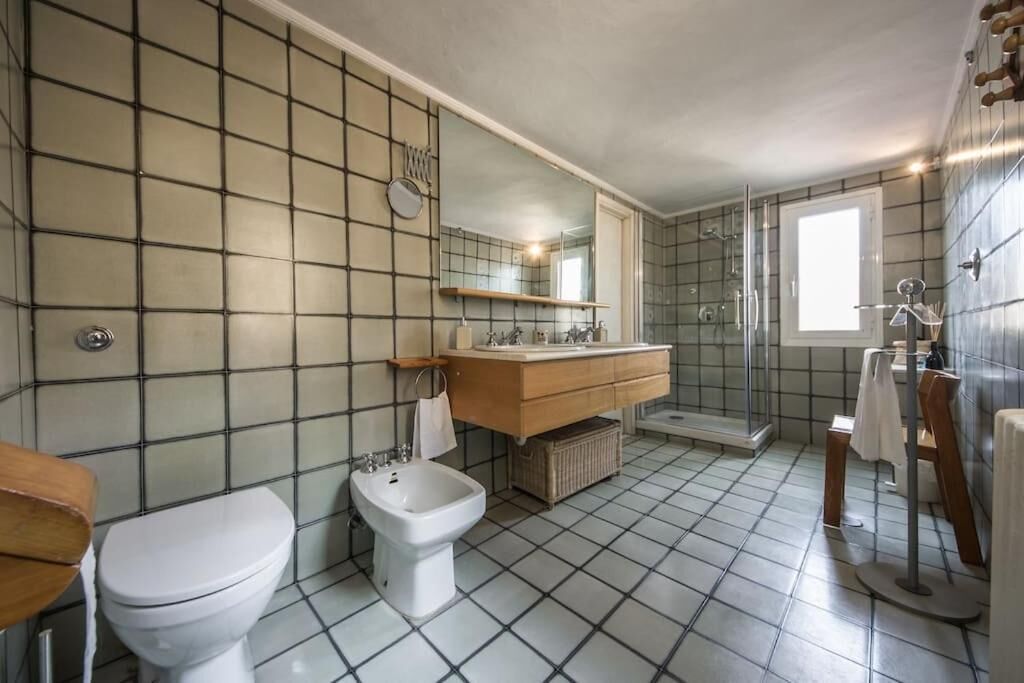 Een douche, een haardroger, een bidet, handdoeken