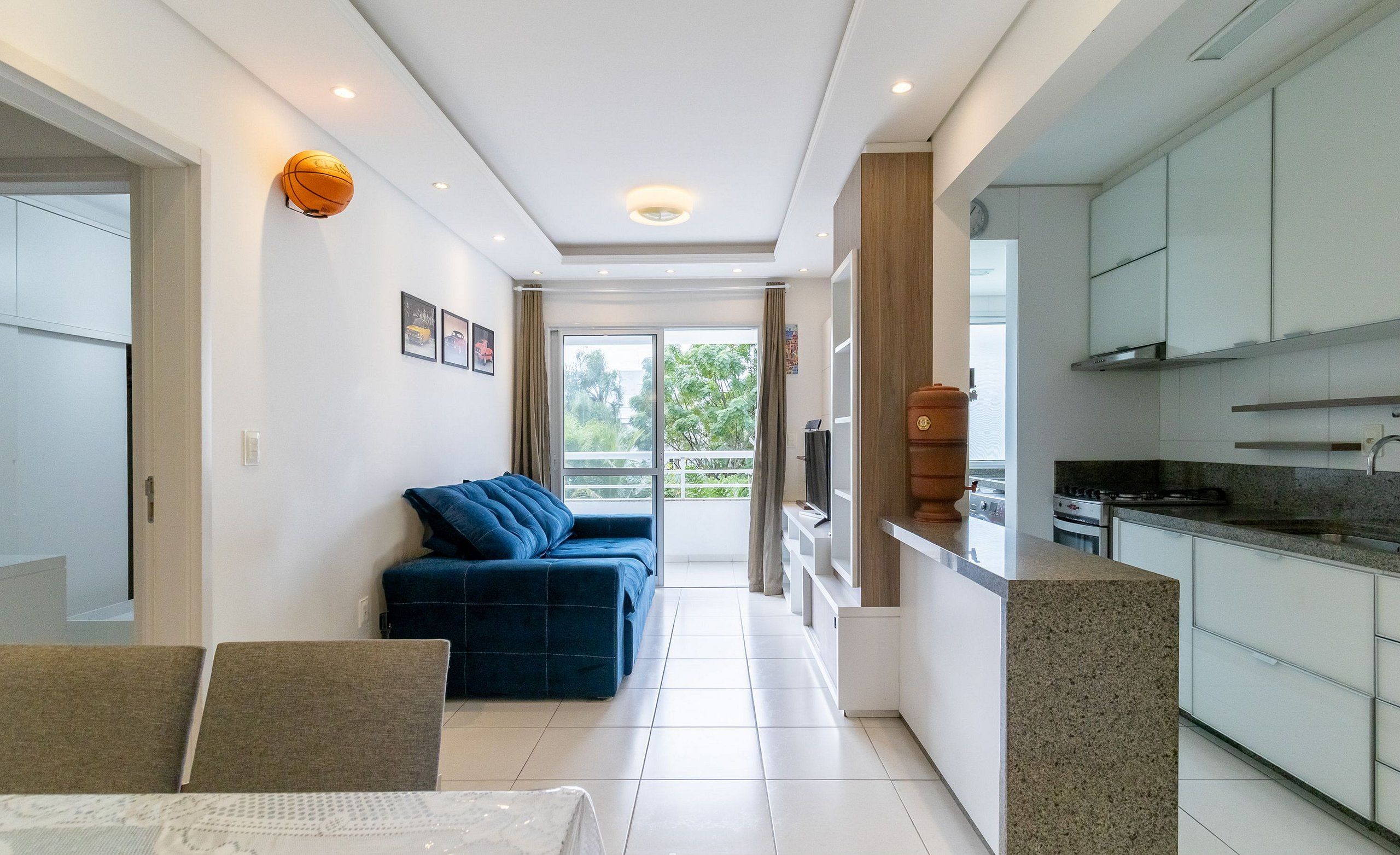 Een modern appartement met een woongedeelte, keuken en balkon.