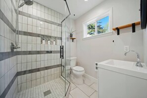 Shower, hair dryer, towels - Bonnie Wine Bungalow/walkable to Whitman College! (Walla Walla)