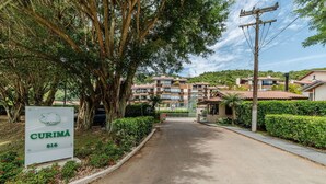 A residential area with a sign reading "CURIMÃ 816". - Apt 300m From the Charming Praia Brava Ccu203 (Florianópolis)