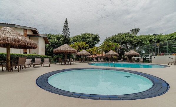 Una piscina al aire libre