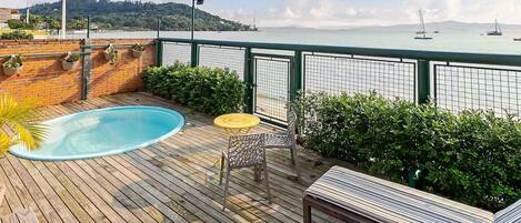 Bañera de hidromasaje al aire libre