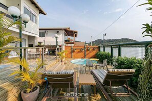 Outdoor dining - Seafront Beautiful House in Sto. Antonio Cda1647 (Florianópolis)