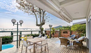 Outdoor dining - Seafront Beautiful House in Sto. Antonio Cda1647 (Florianópolis)