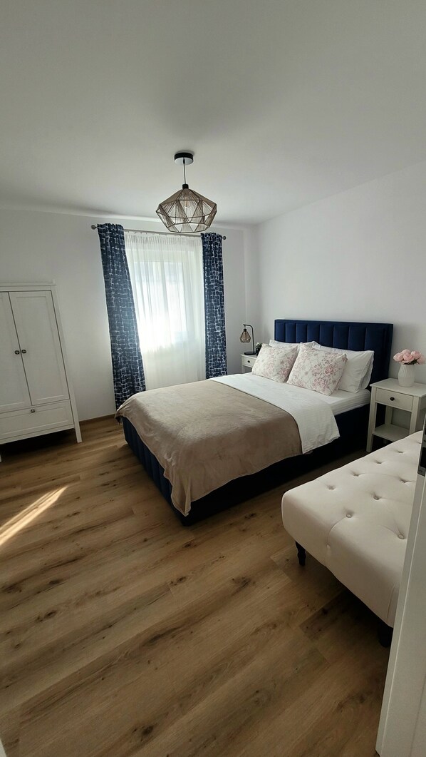 3 bedrooms, iron/ironing board, WiFi, bed sheets