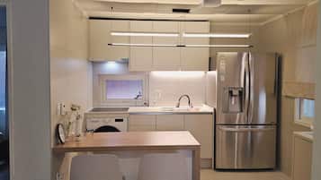 Refrigerador, microondas, tetera eléctrica y utensilios de cocina