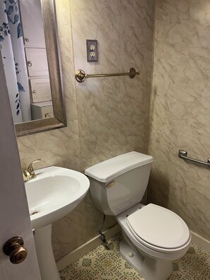 Serviettes fournies, savon, papier toilette