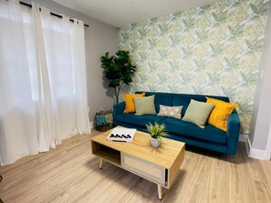 Smart TV, books - Casa del Mar – Stylish Miami Retreat w/ Balcony, Coffee Bar & Parking Near Freedom Park (Miami)