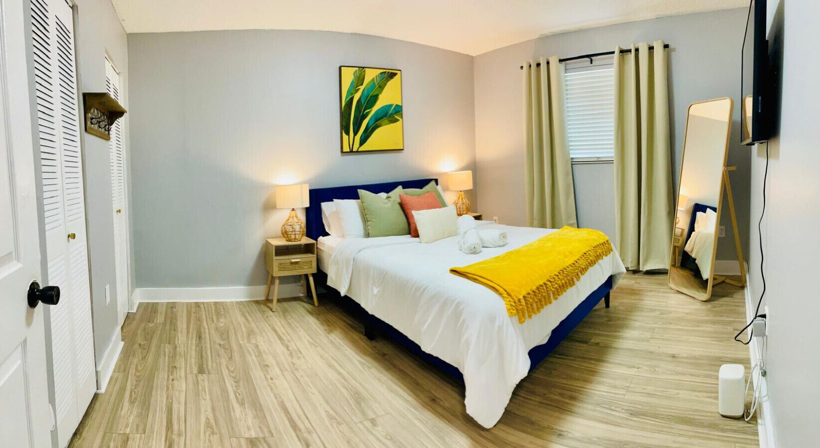 2 habitaciones, escritorio y tabla de planchar con plancha 